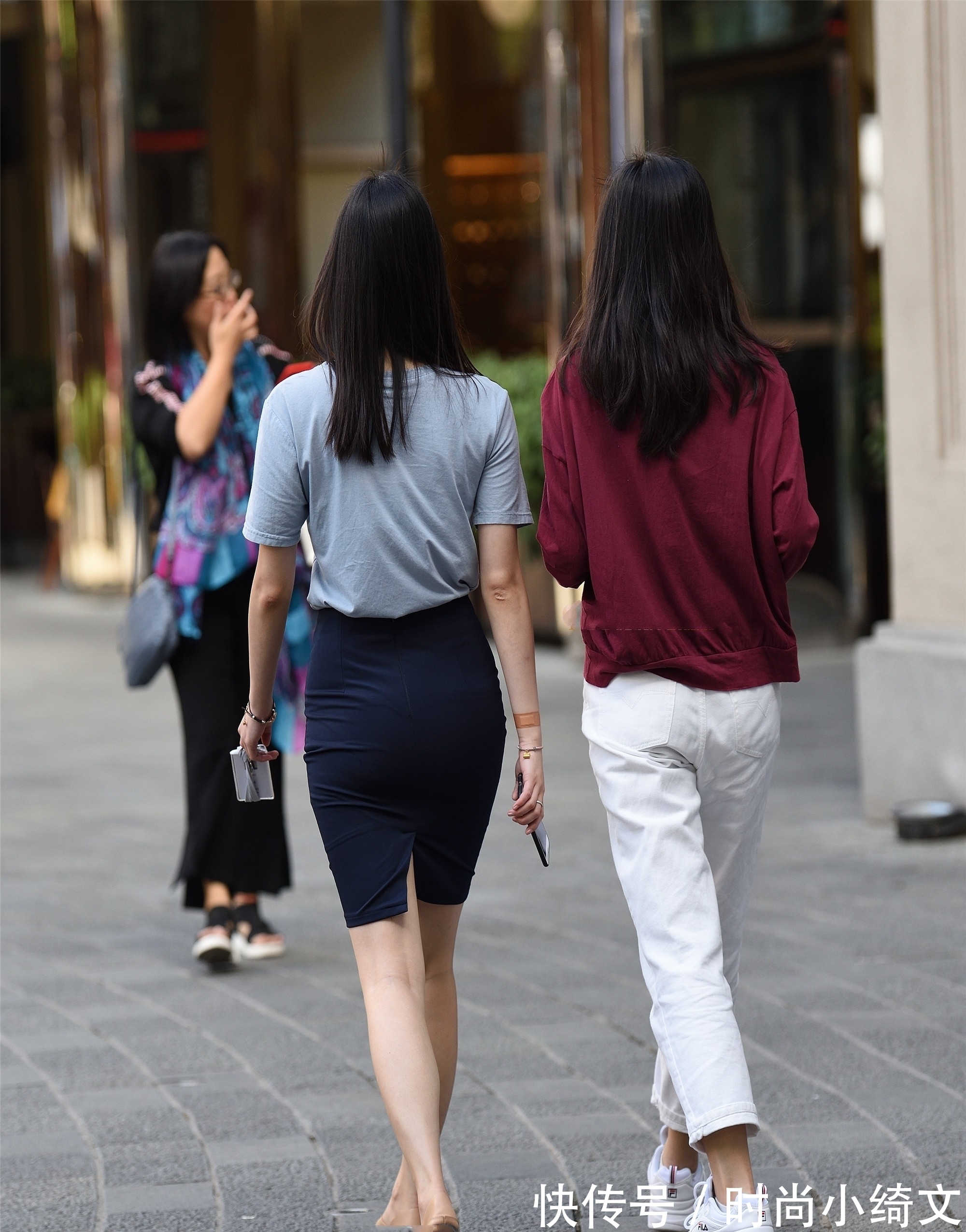 风格|蓝色字母短袖搭配黑色裙子，优雅自然，时尚感十足