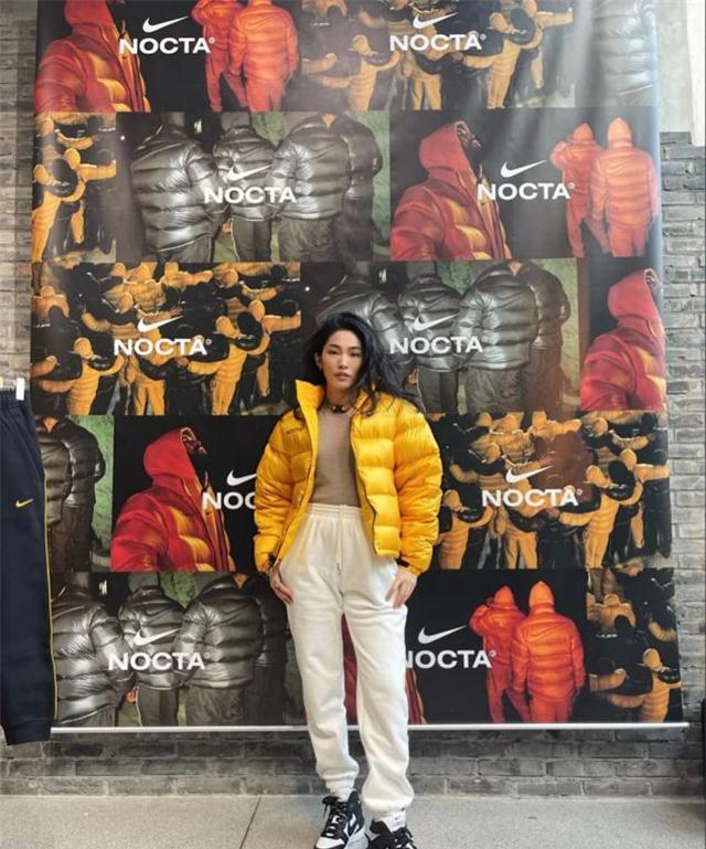 臃肿 “羽绒服+九分裤”=今年秋冬最时髦穿搭,显高显瘦,明星都在穿