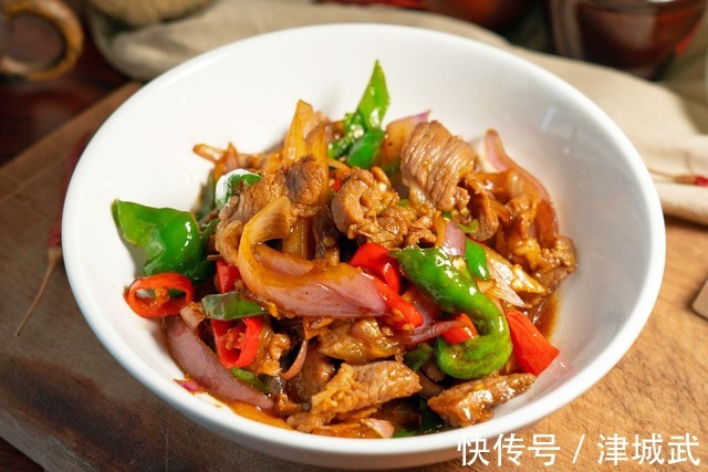 萝卜和它一起炖，味道特别鲜！热腾腾端上桌，营养下饭，吃完暖和