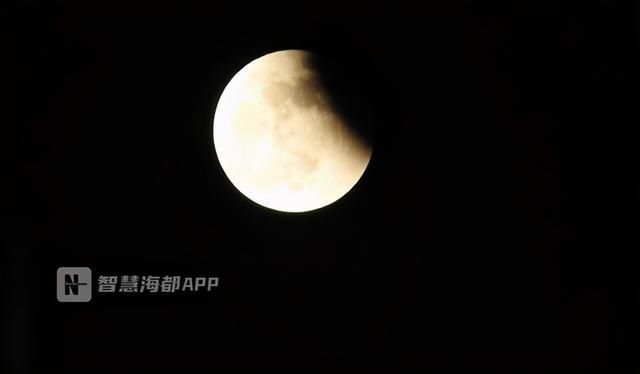 红月 “月全食”邂逅年度最大圆月,“超级红月亮”现身福州