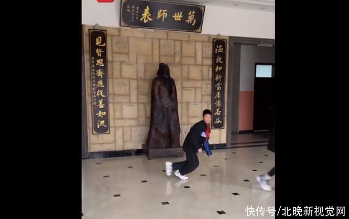  健胃|河北一高校孔子像前被摆上健胃消食片，还标注了用量 网友：真是贴心了