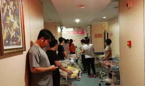 产房|宝妈产房内分娩,5岁女儿独自在门外等待,孩子的话让人哽咽了