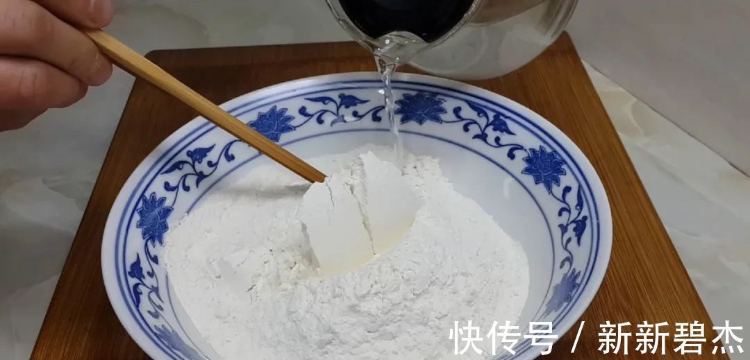 我家烙饼从来不早起,冰箱里一放,比手抓饼好吃,一次四个不够吃