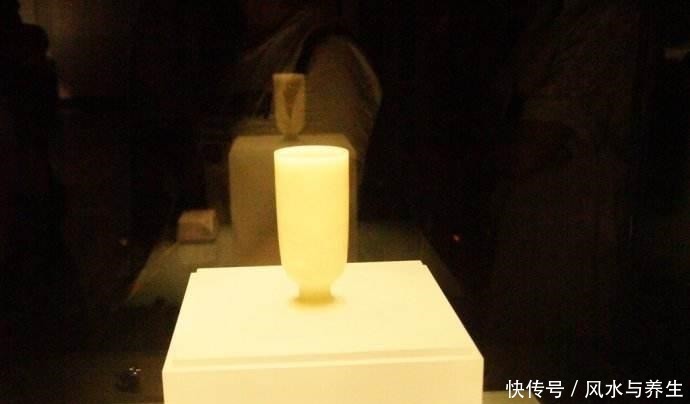 被盗古墓中无人问津的玉器,专家发现后认定为国宝文物