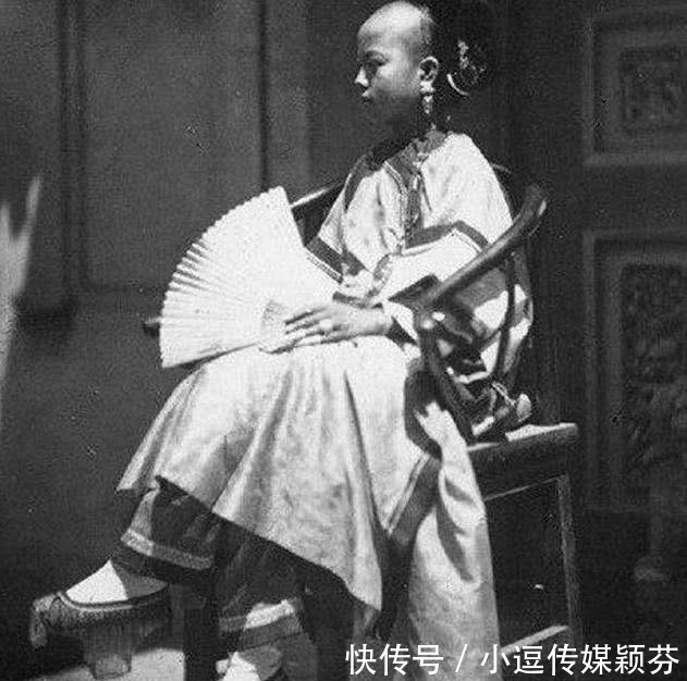 三世|清朝老照片：图2满族女子的鞋跟高，图6清朝的三世同堂全家福