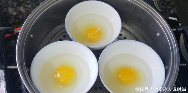 天气炎热,试试这道水煮荷包蛋,不用油也能做,好吃好看又清淡