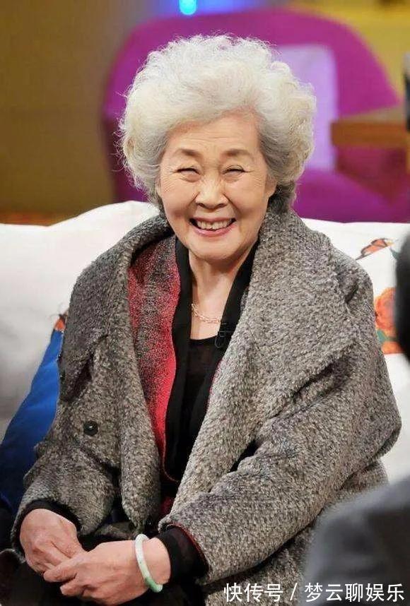 老年人$84岁女歌唱家住进养老院,说不想给儿女添麻烦,网友却议论纷纷
