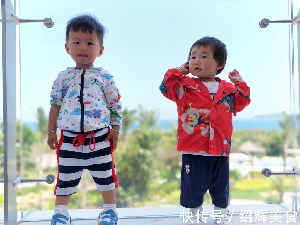 中间人|姐姐揪着弟弟耳朵“骑马”，被抓包后反应亮了，网友：这娃有前途