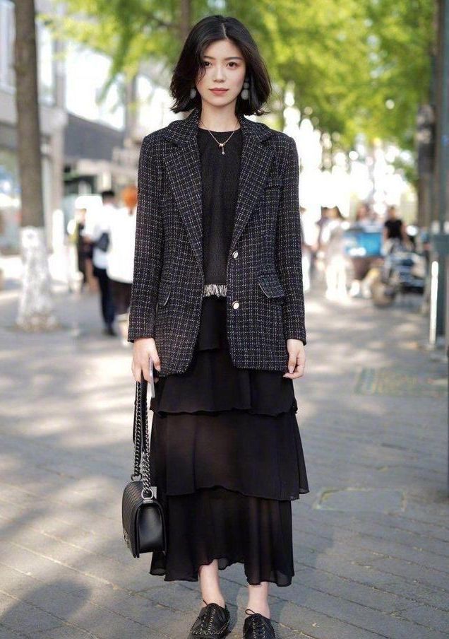 美女|街拍:小姐姐身穿格子外套,气质优雅,大家闺秀的感觉