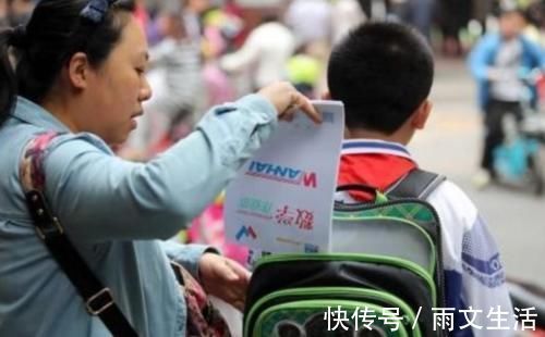 书包|“家长替孩子背书包”是溺爱，却被家长回怼：几十斤你来背背看