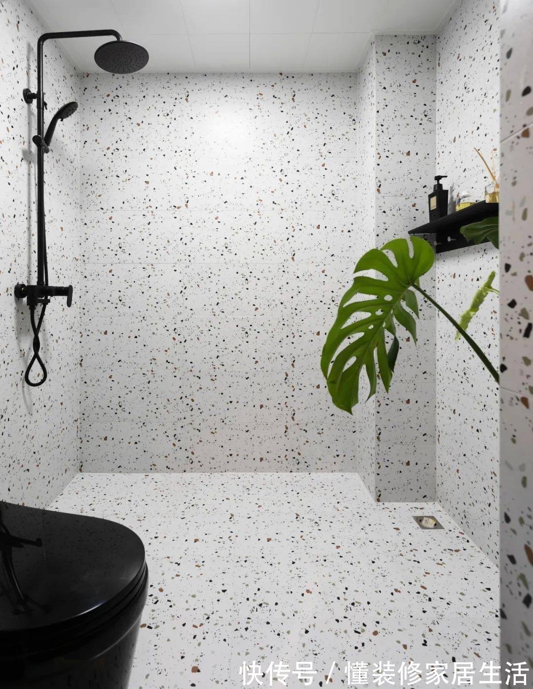 打理|很多人的卫生间都在铺这种“瓷砖”,无缝隙好打理,时尚又耐看