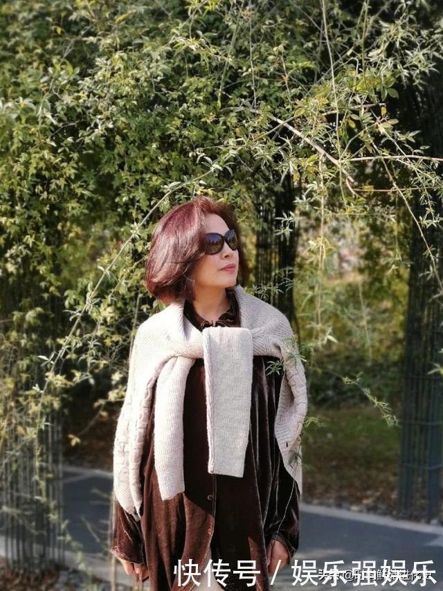 50岁左右的女人,冬天别穿得太老气!教你基础搭配法,时髦减龄