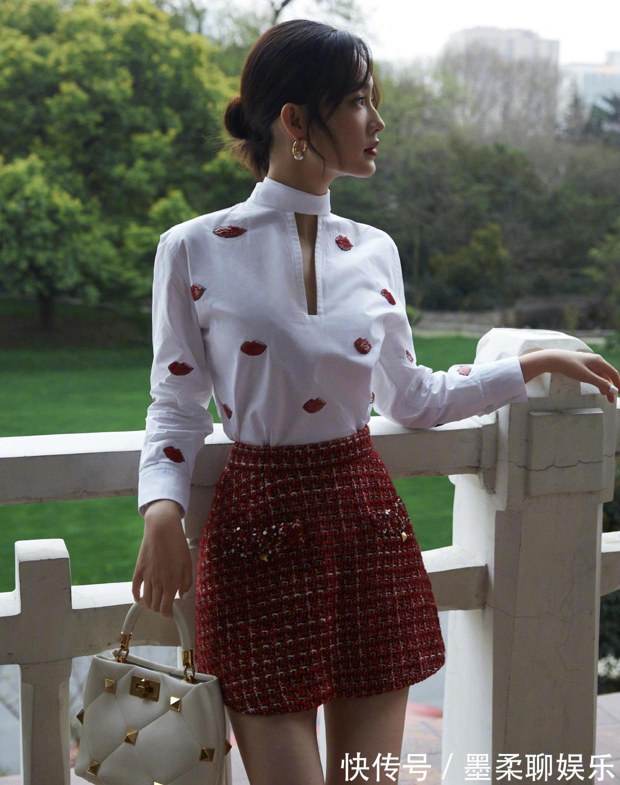 女人味|李沁身材和气质真绝了!穿大红色透视连衣裙亮相,漫画腿真吸睛