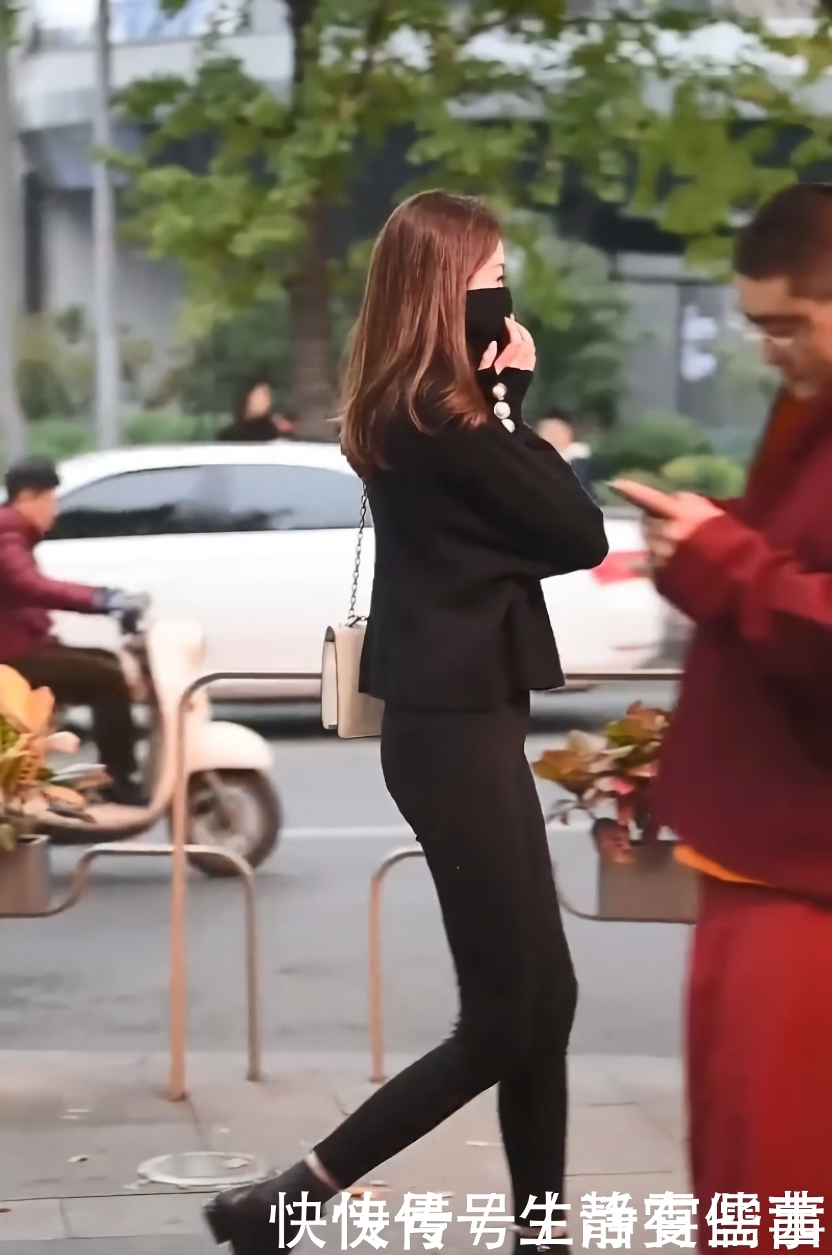 “石头裤”才是秀腿的正确打开方式,美女穿上后,“蜡烛腿”亮了