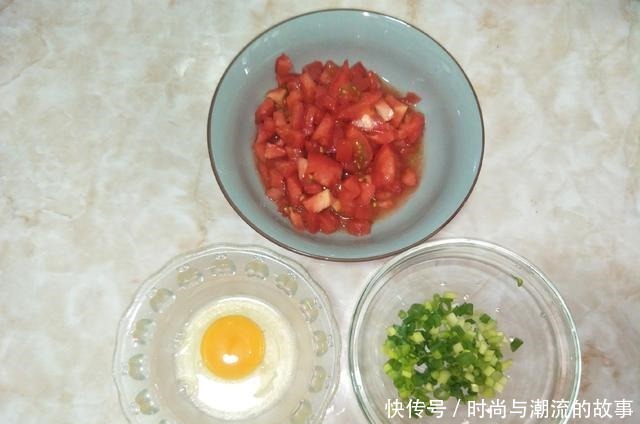 西红柿鸡蛋汤,处理好1个小细节,汤汁浓郁,味道更香