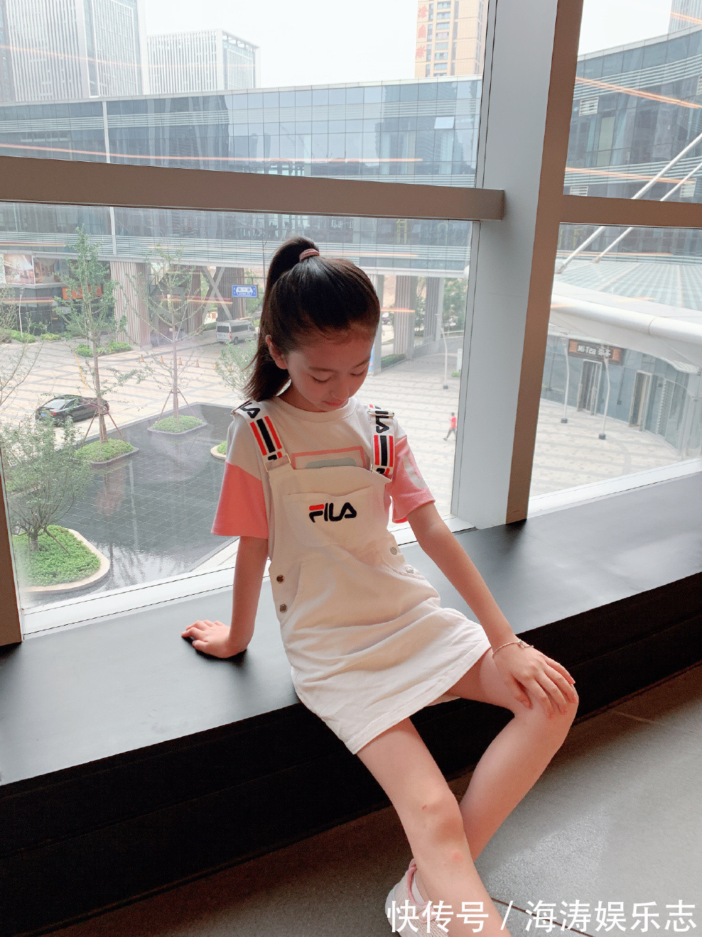 套装|因为“逆天颜值”被禁止整容的童模裴佳欣,穿学院风套装美成公主