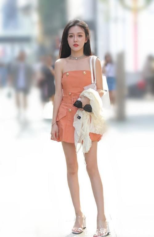 美女 人不仅长得漂亮，穿搭也很有个性，撩头发的侧脸很吸引人