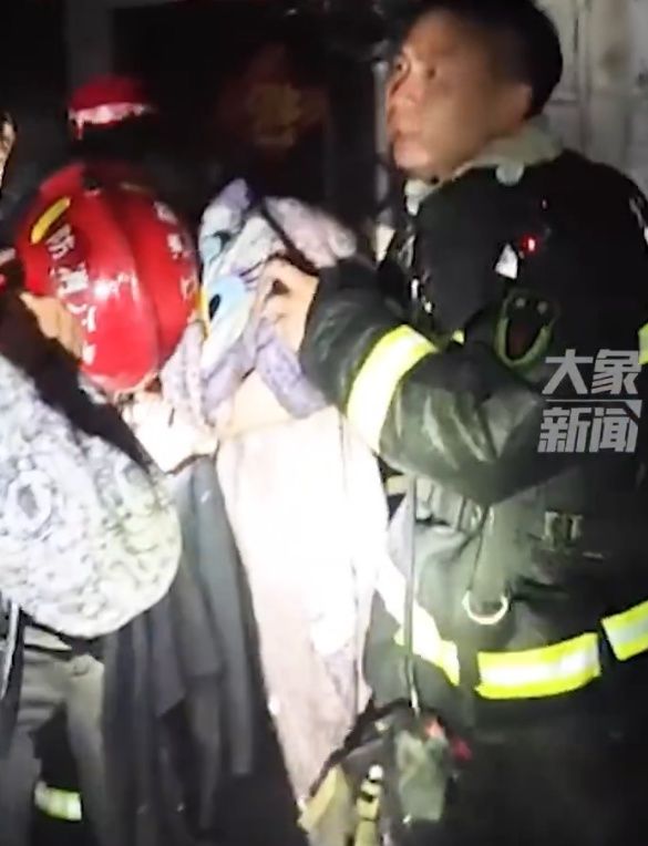 女孩被困火场哭着给妈妈留言，消防员高喊“不要着急”救人，当事人：以为活不了了，消防员进来时像是一道光