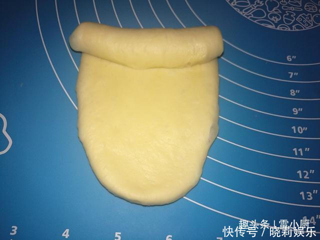 现在无需去面包店,在家轻松7步做出最好吃的葱油火腿包!