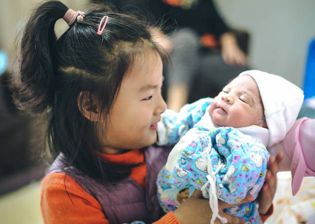 羡慕|弟弟“伺候”姐姐穿衣洗漱,二胎家的这种“暖”,羡慕不来