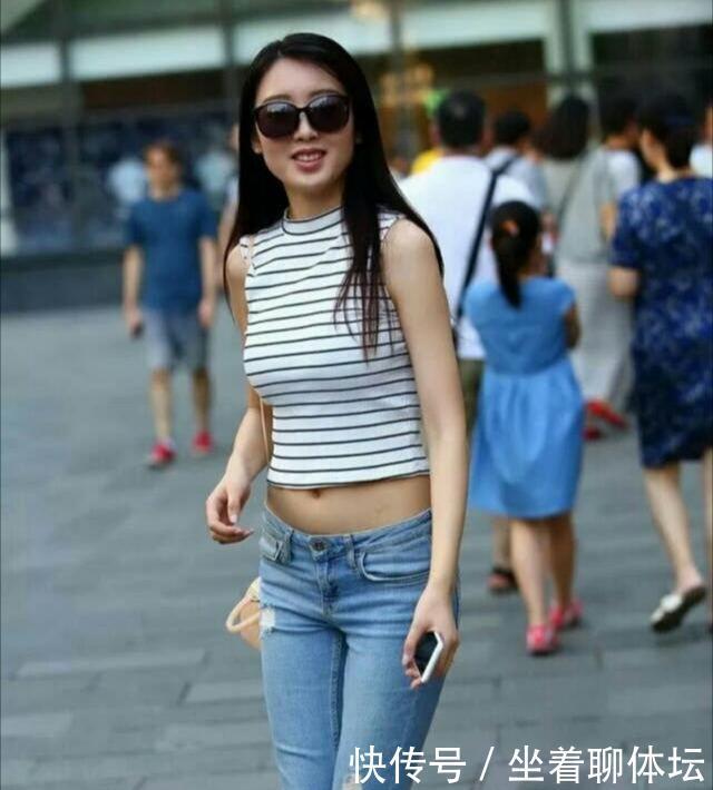 条纹上衣+牛仔裤,百搭显瘦,时尚的穿搭方式