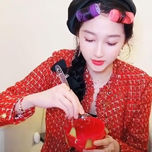 刘海|关晓彤用火龙果做小零食，《王牌对王牌》分享新吃法，好吃不洗碗