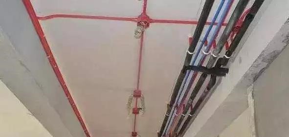 装修|水电走向到底是走顶还是走地?听完装修师傅的话,庆幸我家没走错