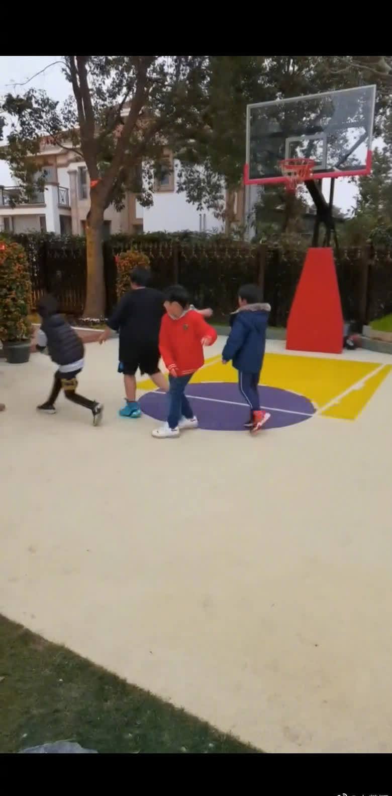 鄒市明吳尊劉畊宏等家庭聚會 網(wǎng)友直呼重現(xiàn)爸爸去哪兒