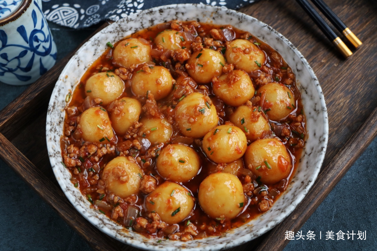 夏天就馋土豆新吃法，搓一搓蒸10分钟，出锅汤汁一滴不剩！