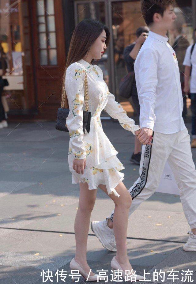 茉莉花|为了显高级穿垫肩连衣裙,茉莉花图案蕴含着“土味”的复古时尚感