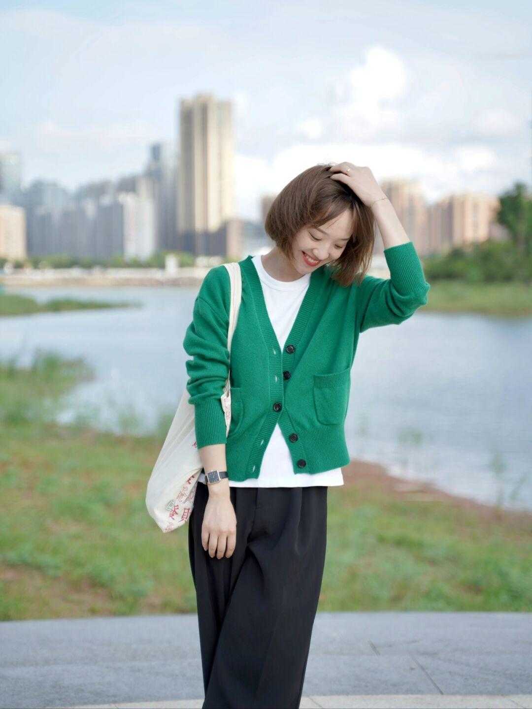 时髦|说实话,春天还是穿“奶奶衫”更时髦,保暖且显瘦