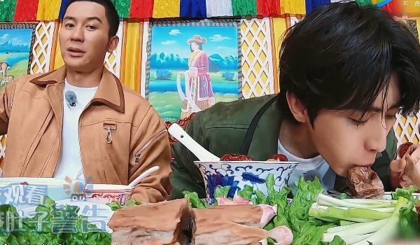 坤坤|蔡徐坤毫无顾忌吃大蒜,baby脱口而出的话亮了,陌森姐弟的日常