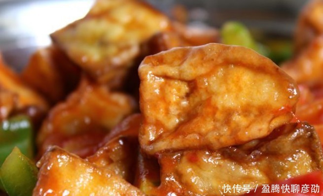 大厨教你做红烧茄子，记住这2点，不发黑不吸油，焦香软嫩不油腻