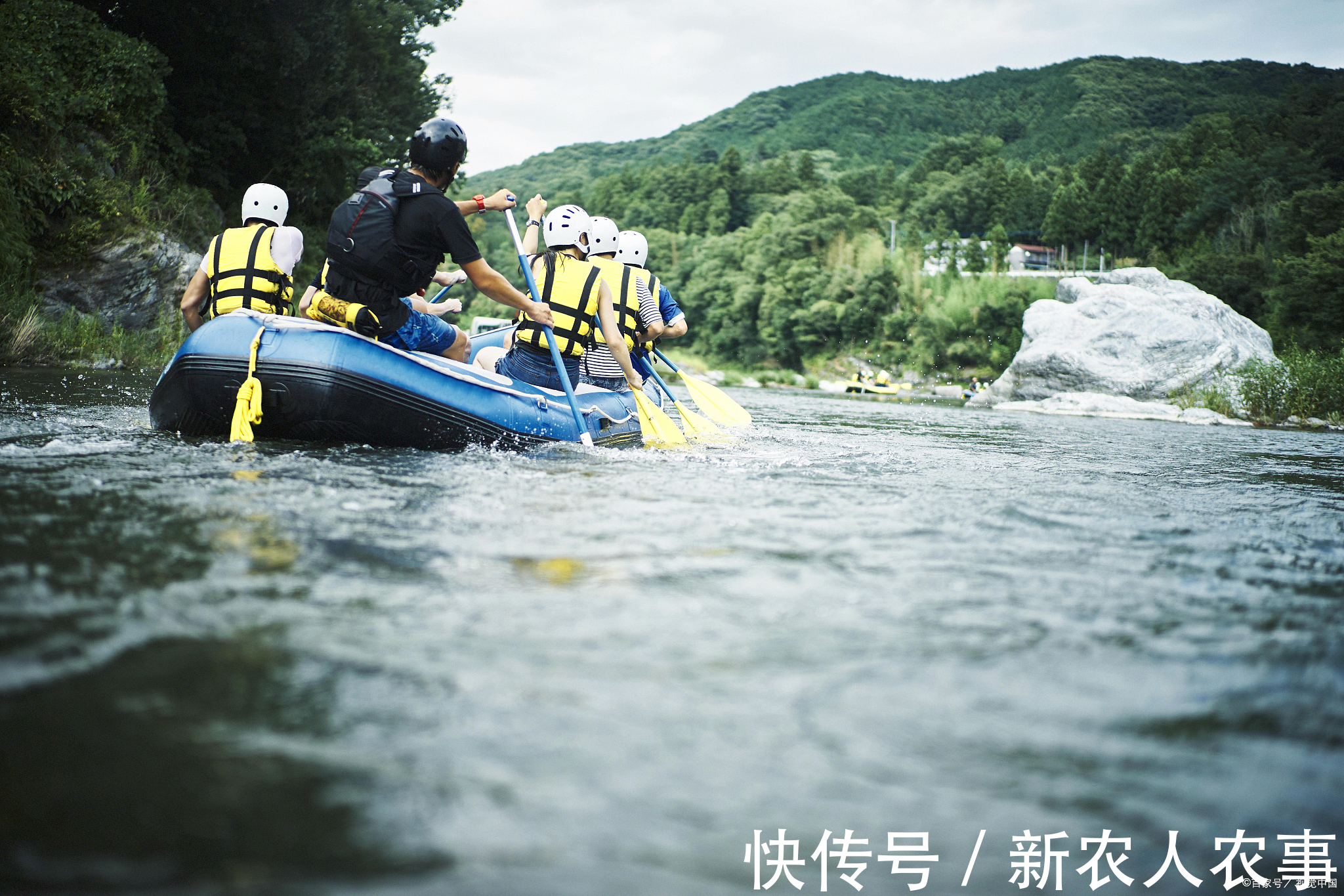 漂流|广东两名男子火了，漂流时顺带抓了两条大鱼，网友：增值服务