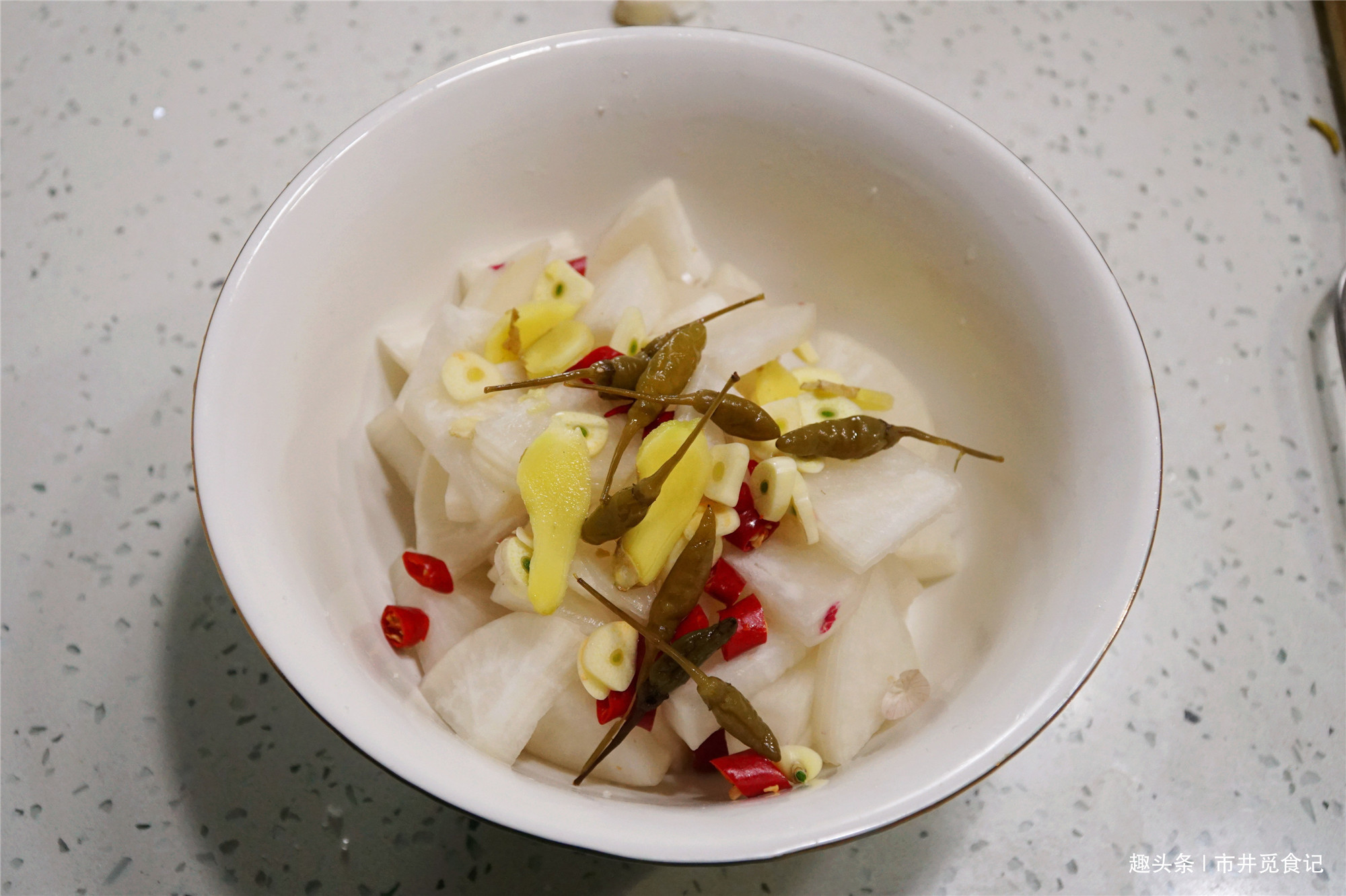 做腌萝卜,别只会加盐和酱油,分享饭店用的秘方,简单好吃嘎嘣脆