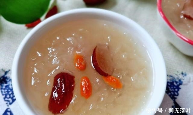 银耳莲子羹怎么样熬才可以出胶,教你两招,在家也可以制作出来