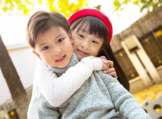 二胎家庭的姐姐喜欢“打弟弟”，原因可气又可笑，希望弟弟快长大