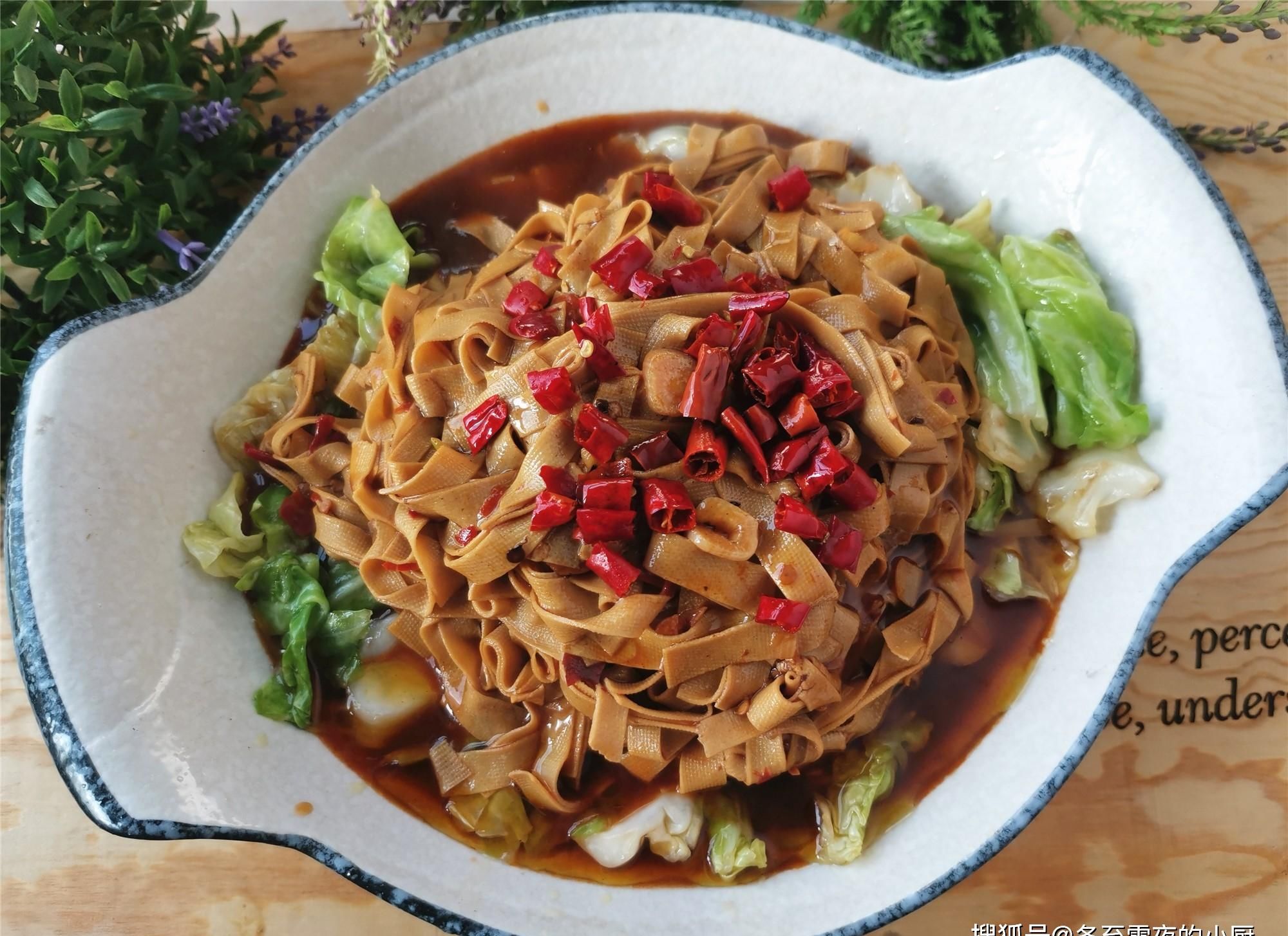 水煮干豆腐家常做法,包菜脆嫩,干豆腐劲道爽滑,不放肉也好吃