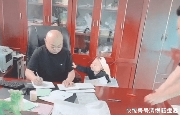 婴儿|“小秘书宝宝”为姥爷当助手,雇佣婴儿就算了,还要时不时亲一下