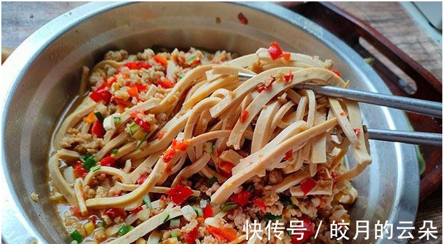 大鱼大肉|夏季,吃肉不如吃豆丝,富含蛋白质汤里煮一煮,8元做一盘,香嫩!