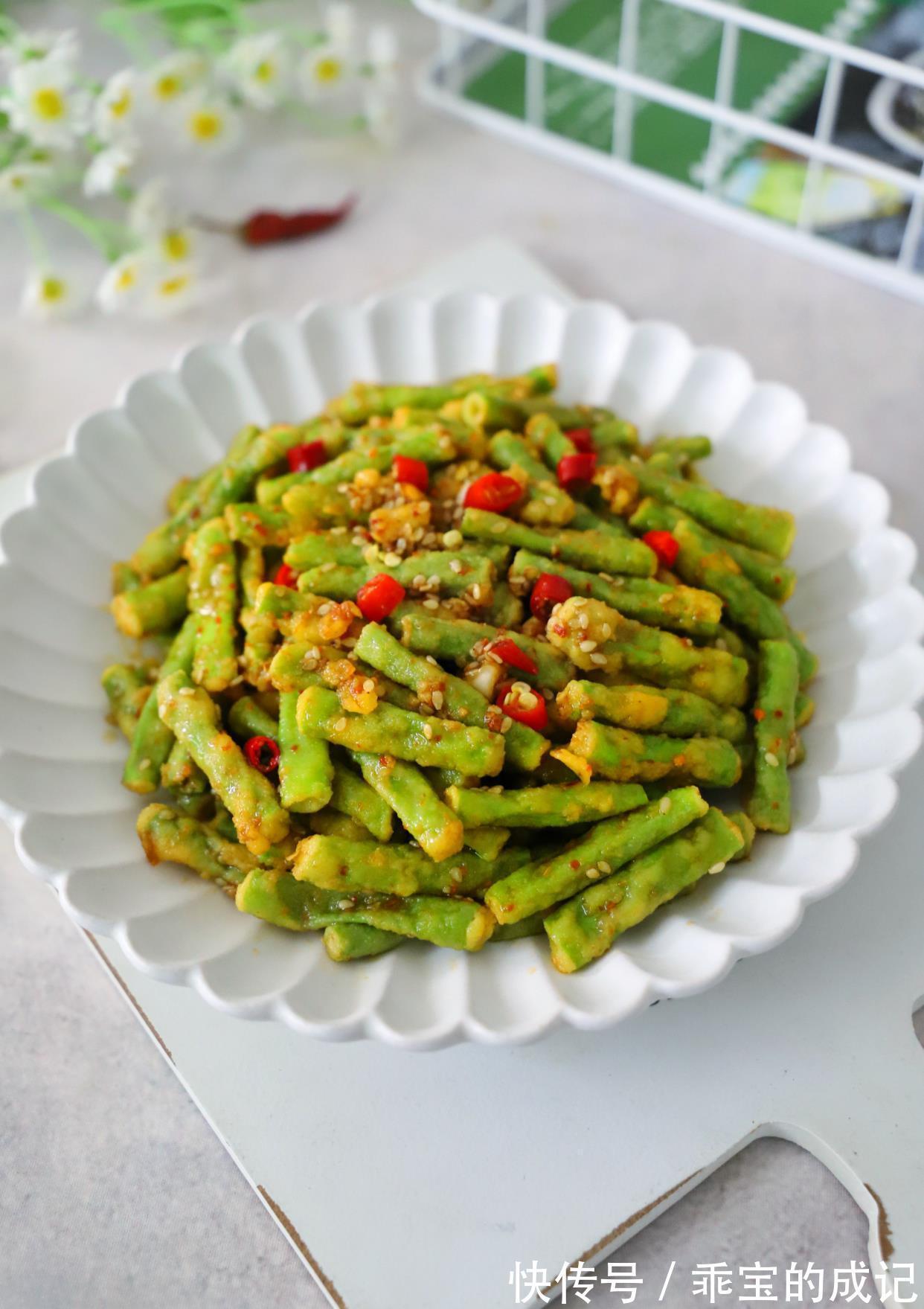 鸡蛋|豆角里打入1个鸡蛋，不炒不煮，没想到如此好吃，开胃解腻不长肉