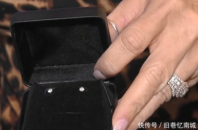 男子|男子给妻子订购了一根1.3万元钻石手链,竟收到48根同款手链