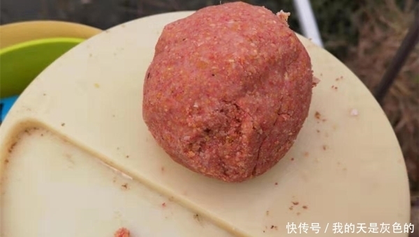 早春钓鲫鱼,别光盯着水底,注意还可以“打浮”,钓大鲫鱼更容易