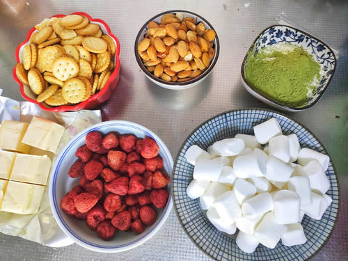  快过年了，多种口味雪花酥做起来，酥脆香甜，好看好吃，全家喜欢