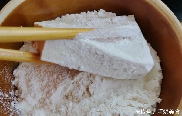 入伏后,宁可不吃肉,也要吃这菜,2元炒一锅,女人多吃气色好