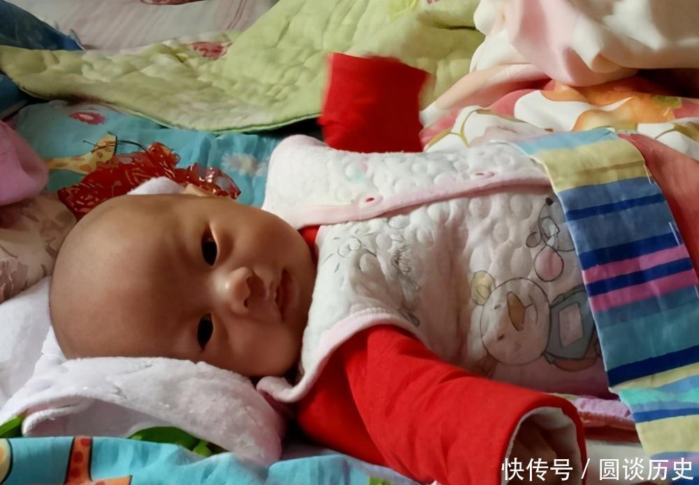 经常被妈妈抱的孩子，和经常自己躺在床上的孩子，体质有很大差距