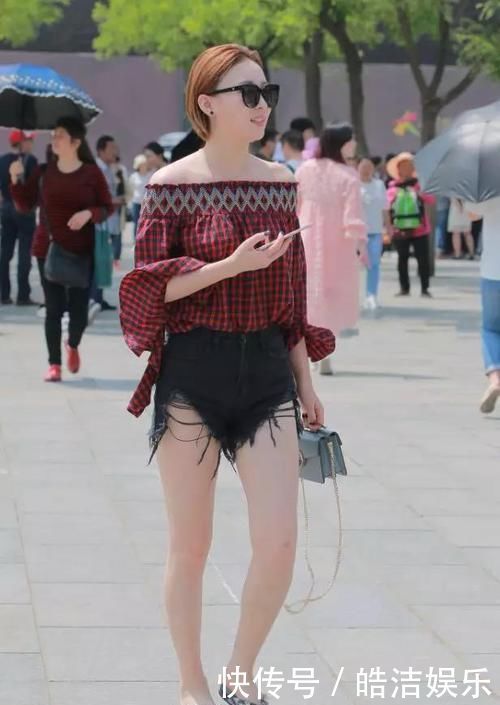 时尚街拍一字肩这样搭配穿，不仅时尚大气，而且回头率飙升