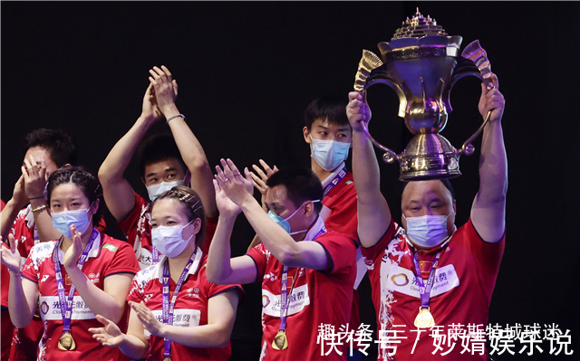 国羽|恋爱的味道!石宇奇骑抱贾一凡被夸身材好,戴她发卡又把小贾逗乐