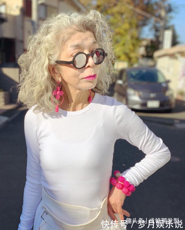 银发 老人穿衣不要太拘束,这位日本银发奶奶太会打扮,穿搭不输年轻人