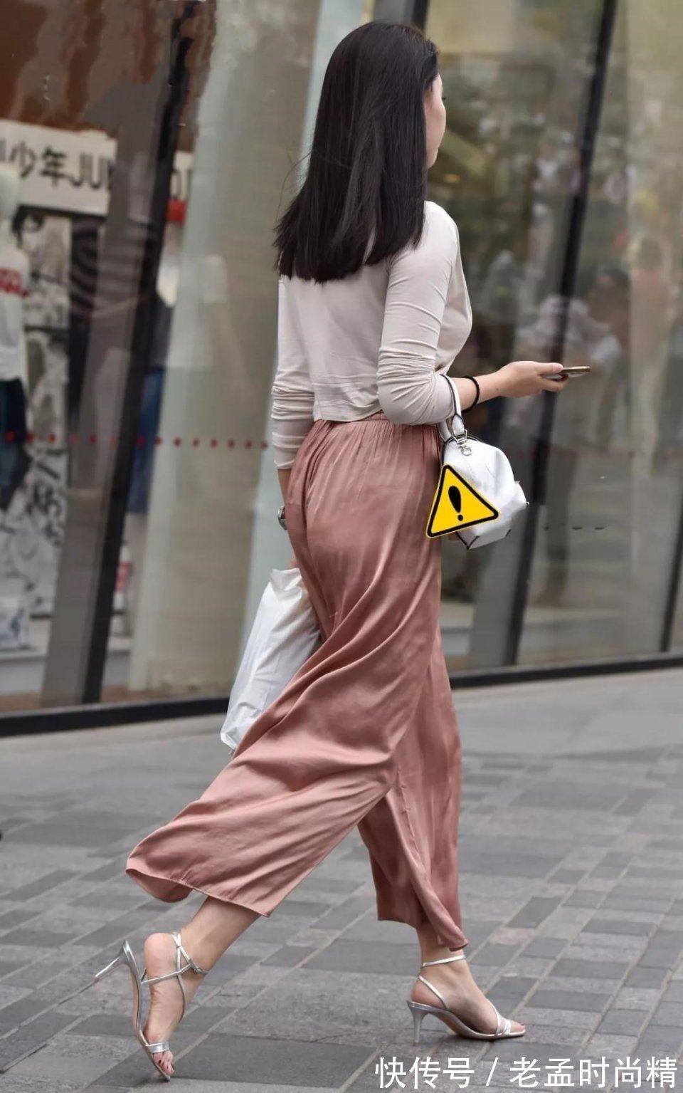 气质 街拍: 穿粉色绸缎阔腿裤的气质美妇, 高贵沉稳的气质给人稳重感觉